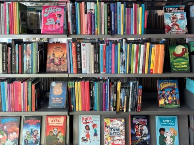 Bøger på en relo med farverige forsider