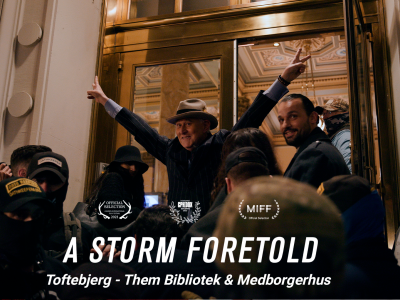 Donald Trumps rådgiver Roger Stone viser peace-tegn med begge hænder