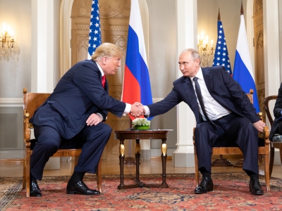 Putin og Trump giver hinanden hånden