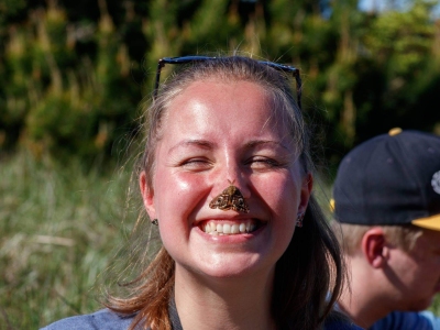 Sara Kande med en sommerfugl på næsen
