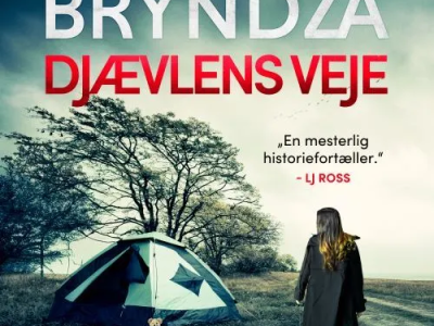 kvinde på mark foran telt