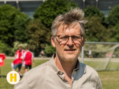 Foto af Morten Bruun med fodboldbane i baggrunden