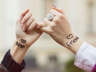 To hænder med ordene best friends skrevet på