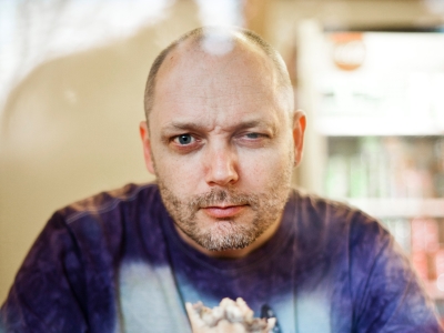 Digteren Sternberg, der spiser en kebab