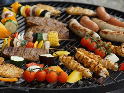 kød og grøntsager på en grill