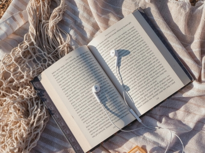 Foto af bog opslået på strand