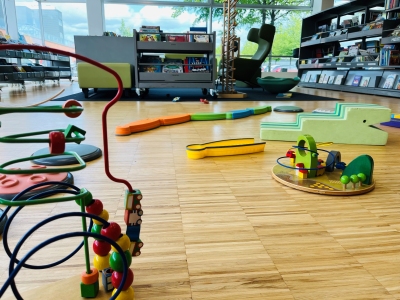 Billede af legetøj på gulvet på biblioteket i Kjellerup