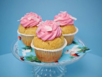 3 muffins med pynt på et glasfad