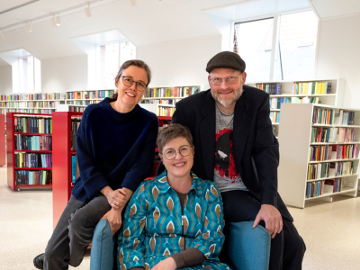 Foto af Anne, Frederik og Britt i biblioteksrummet
