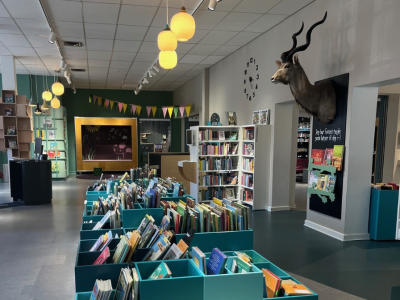 Børnebiblioteket på Silkeborg Bibliotek. Kasser med bøger, et udstoppet Kudu-hoved på væggen og en flagranke i baggrunden. 