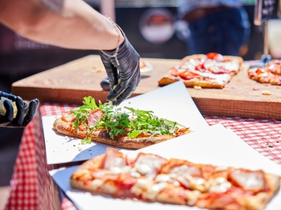 nærbillede af lækre pizzaer