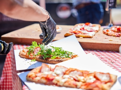 nærbillede af lækre pizzaer