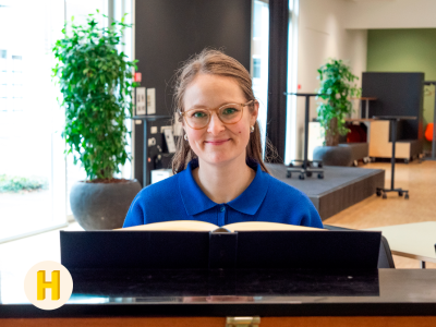 Foto af kvinde, der sidder bag et klaver