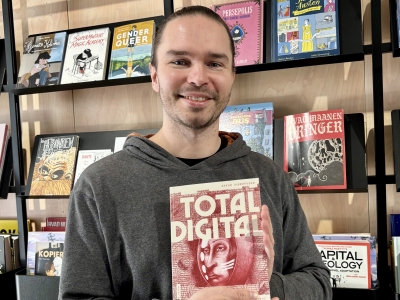 Kristian med bogen Total digtal 