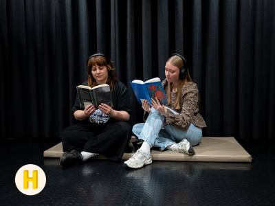 Foto af to kvinder, der sidder og læser