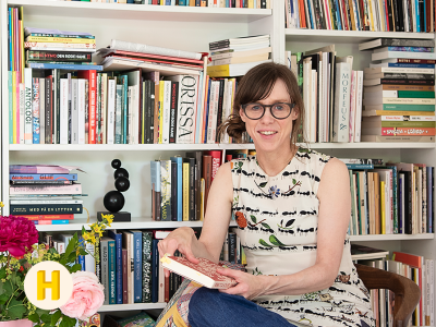 Billede af Lea Fløe foran bogreol