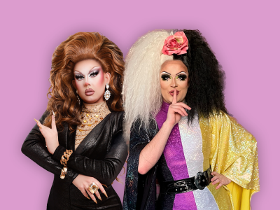 Annie Rection og Lathisya Adore i drag med smykker og glimmertøj på lyserød baggrund