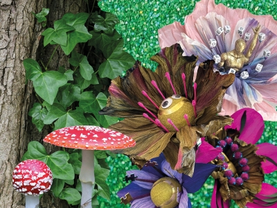 Rød fluesvamp, papirblomster og træstamme