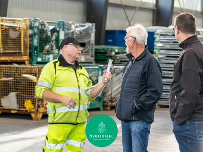 Ansat og publikum til rundvisning på genbrugsplads