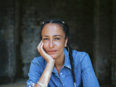 Foto af Zadie Smith i blå skjorte