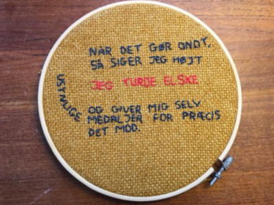 Billede af en broderi ramme med tekst