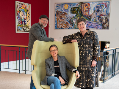 Tre personer står i foran Asger Jorns malerier på Silkeborg Bibliotek