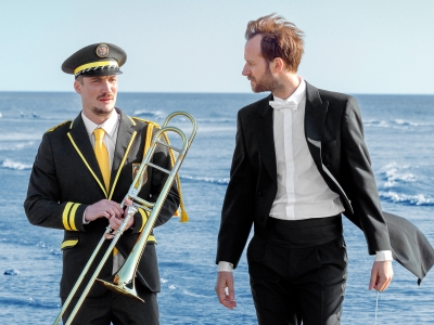 to mænd, musikanter, står på stranden