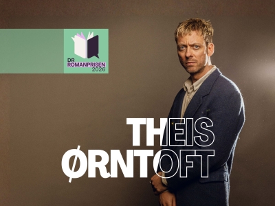 Portræt af Theis Ørntoft med DR Romanpris logo