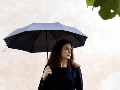 Forfatterportræt: Kirsten Hammann med paraply