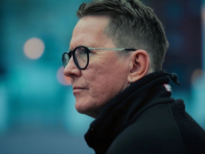 Nærbillede af skuespiller Thomas Bo Larsen i profil med et alvorligt udtryk.