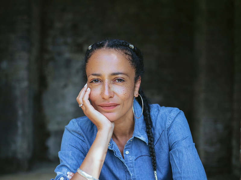 Foto af Zadie Smith i blå skjorte