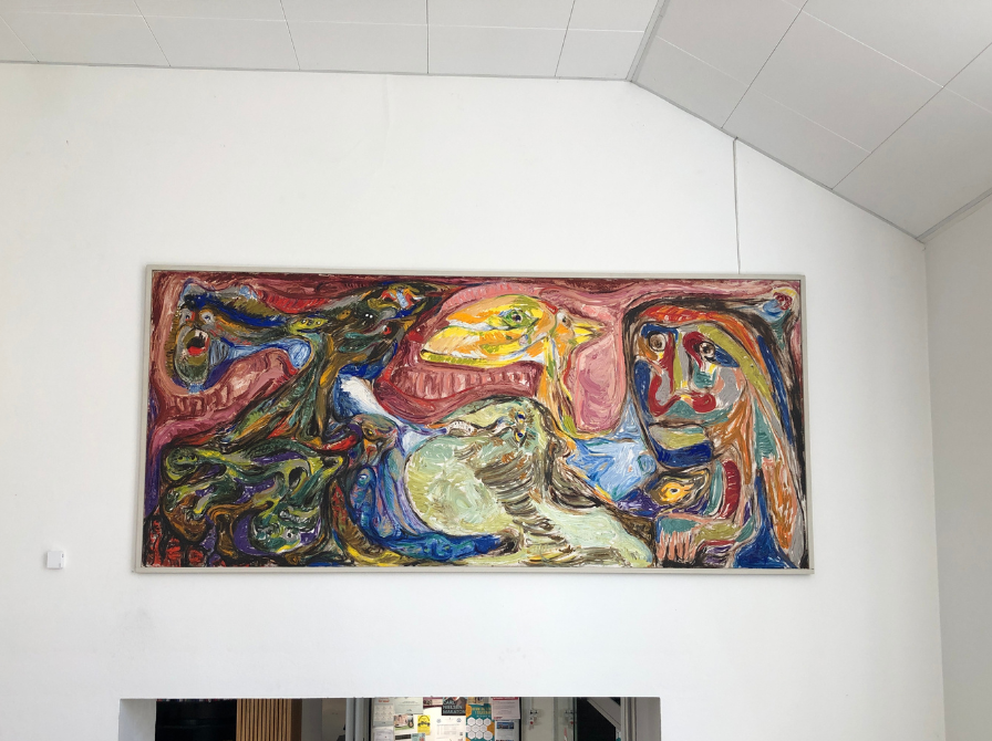 Maleriet af Den stumme myte, opus 7 hænger på væggen på Silkeborg Bibliotek