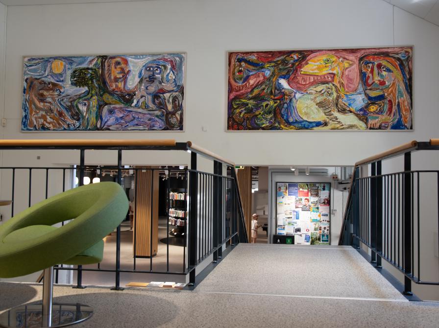 To malerier af Asger Jorn, der hænger på Silkeborg Bibliotek