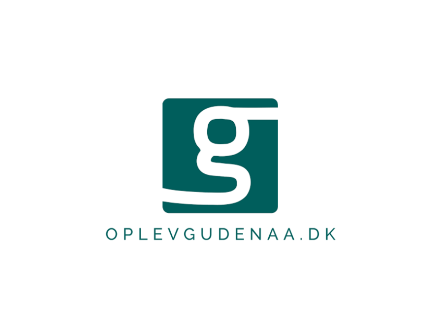Logo formet som hvidt g på grøn baggrund med teksten oplevgudenaa.dk