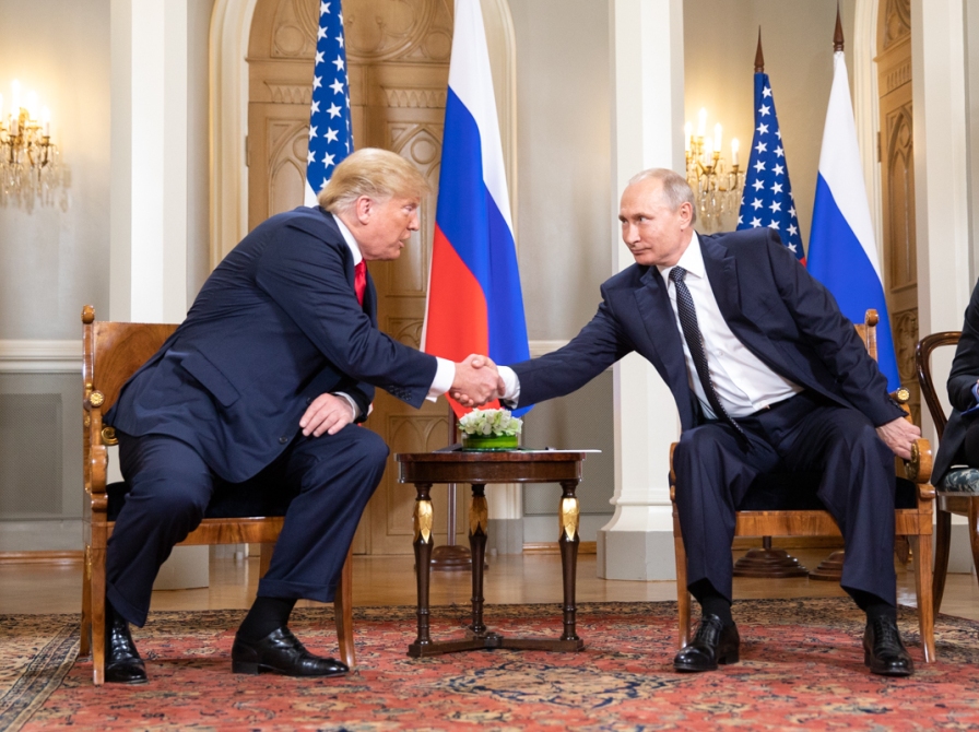 Putin og Trump giver hinanden hånden