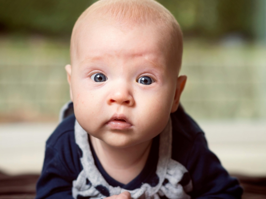 Baby, som ligger på maven