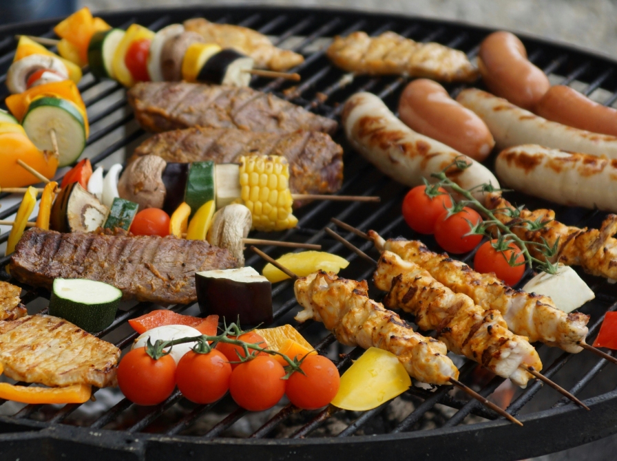 kød og grøntsager på en grill