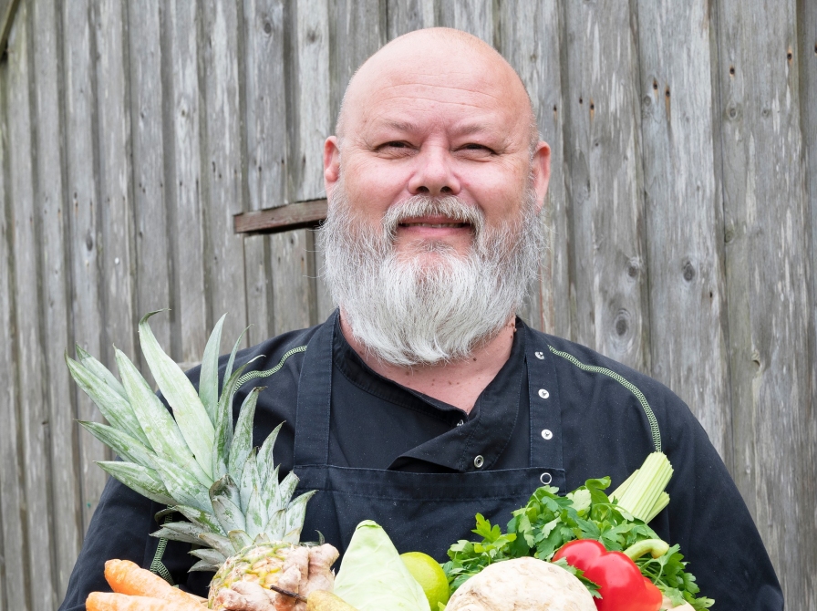 Dan med frugtkurv