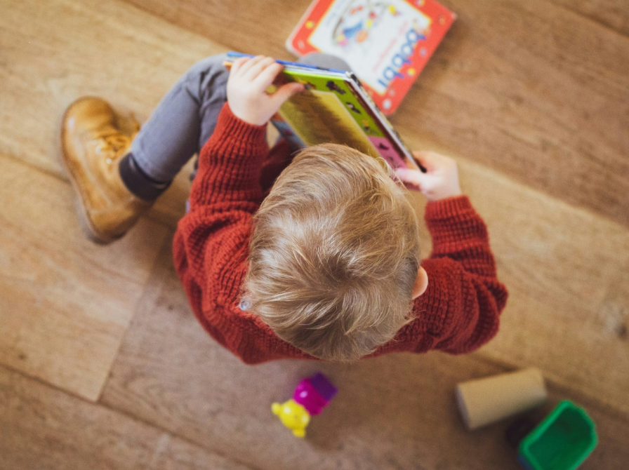 Dreng, der læser bøger. 