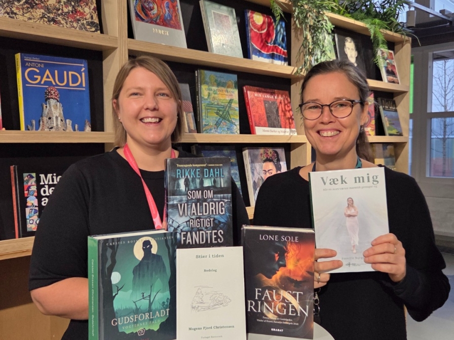 Pia og Britt med bøger af lokale forfattere
