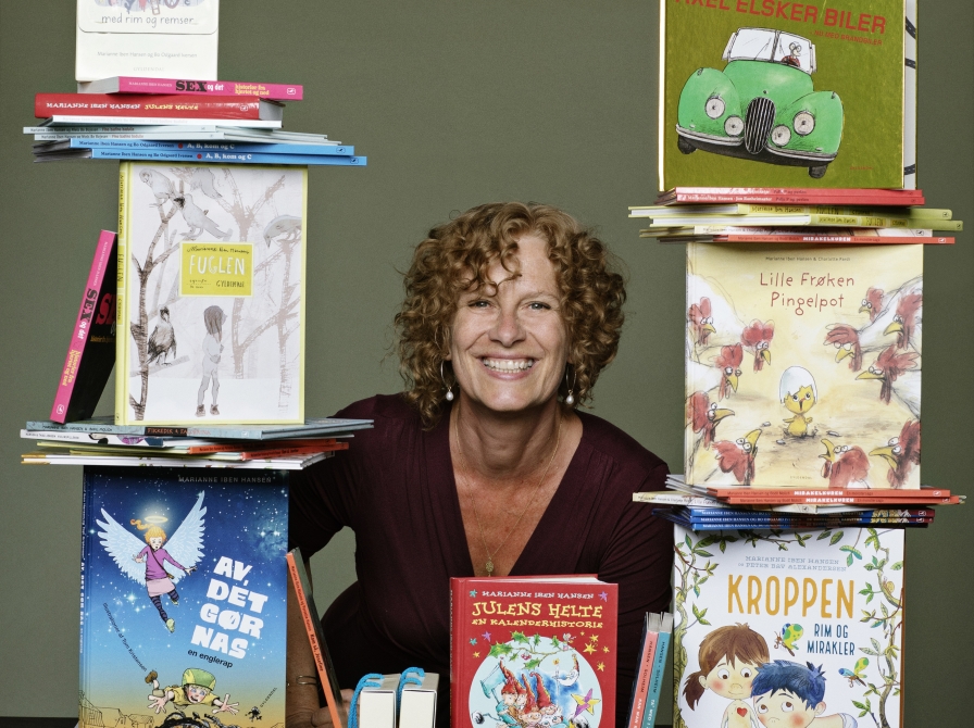 Forfatter poserer med sine bøger 