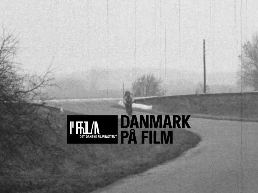 sort hvid foto af landskab med en bugtet vej. I baggrunden kører en person på cykel. I forgrunden logo med teksten Danmark på film Det Danske Filminstitut