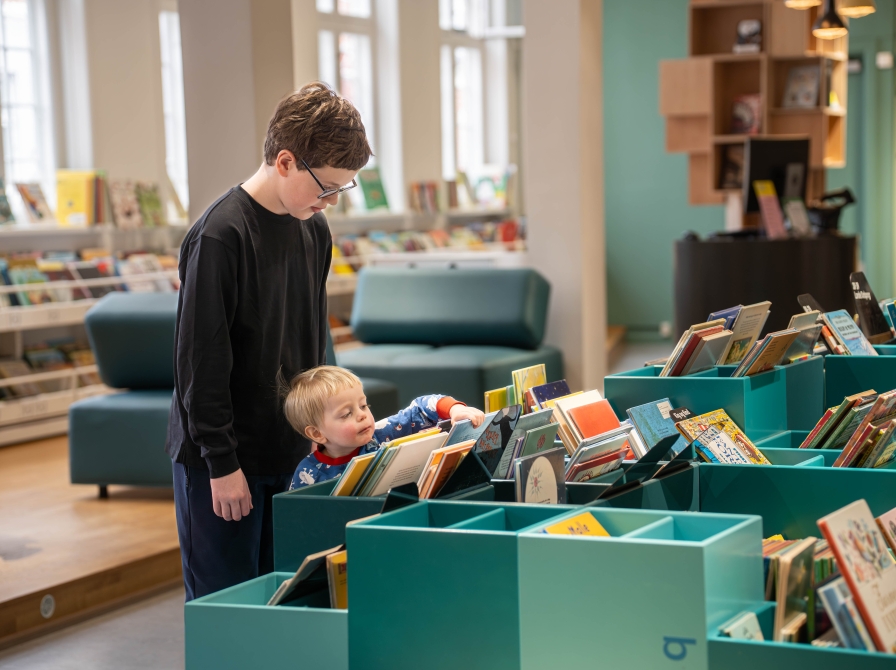 To børn leder efter bøger på børnebiblioteket 