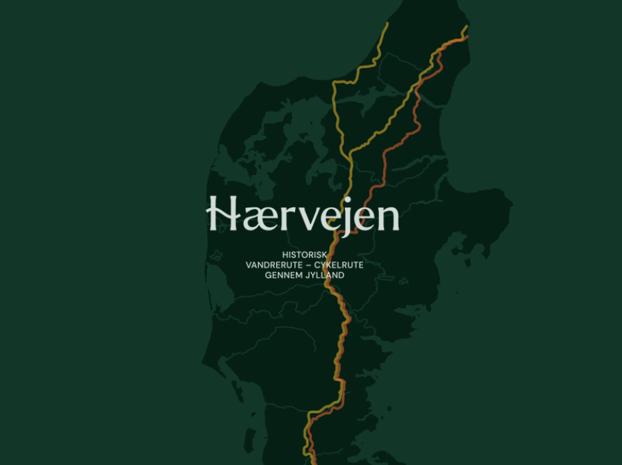 i baggrunden danmarkskort med markering af hærvejen ruter. Forrest teksten Hærvejen: historisk vandrerute cykelrute gennem jylland