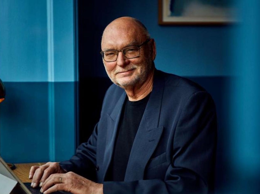 Forfatterportræt af Leif Davidsen, der sidder og skriver