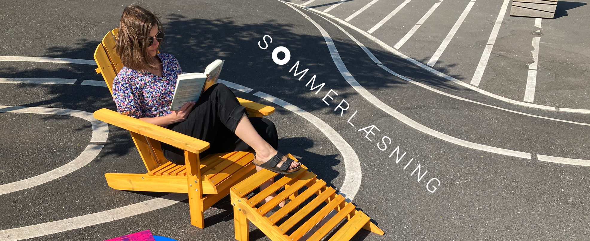 Sommerlæsning i en gul strandstol