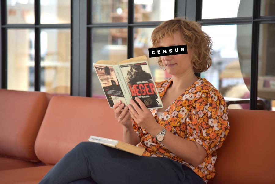 Maria Louise med censur-bjælke over øjnene, mens hun læser