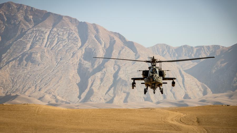 Militærhelikopter i bjerglandskab
