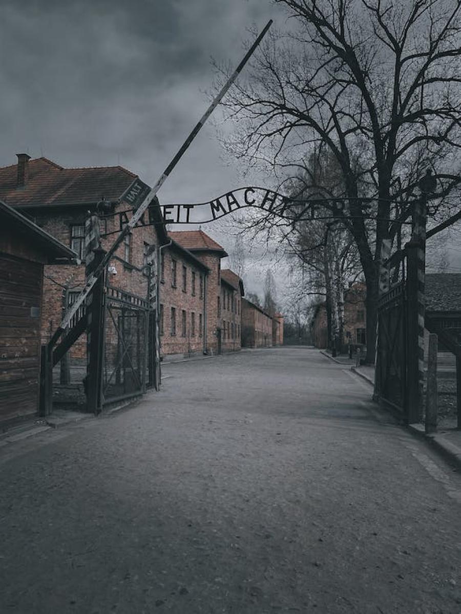 Koncentrationslejr m. skiltt "Arbeit macht frei"