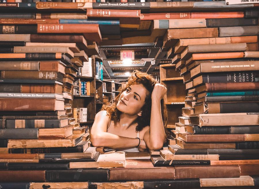Kvinde omgivet af bøger